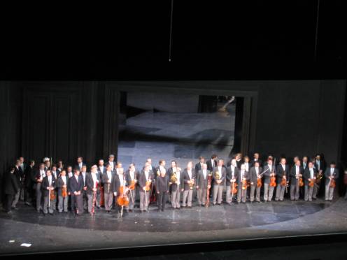 L'orquestra i Barenboim reben els aplaudiments (Salzburg 2007) foto ximo