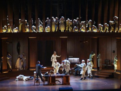 La factoria Sebastiano esvalotada amb l'arribada d'en Pedro. Foto Bofill