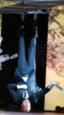 No està equivocada la orientació de la foto. Aixì fan cantar a Lance Ryan en el segon acte. 