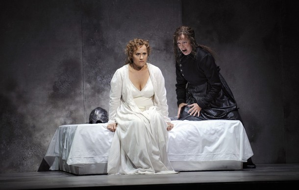 Katarina Dalayman (Brünnhilde) i Anne-Sofie von Otter (Waltraute). AFP PHOTO ANNE-CHRISTINE POUJOULAT (Photo credit should read ANNE-CHRISTINE POUJOULAT/AFP/Getty Images)