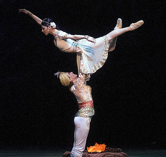 Ángel Corella (Solor) i Alina Cojocaru (Nikiya) acte 1er