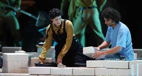 Anja Harteros (Elsa) i Jonas Kaufmann (Lohengrin) construint la seva caseta