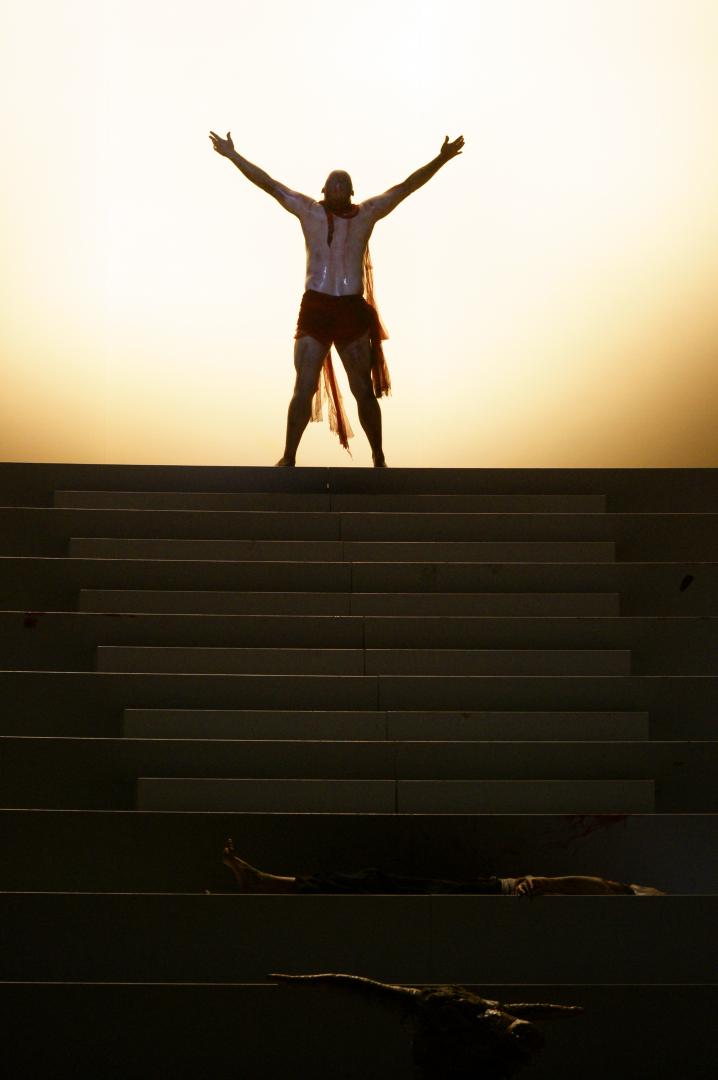 Roger 1 Bregenz Final de Król Roger segons la producció de David Poutney per el Festival de Bregenz i el Gran Teatre del Liceu.