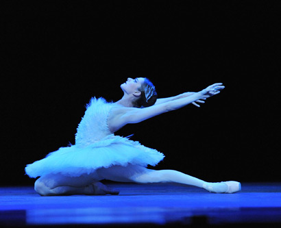 english_cigne La mort del cigne. La ballarina llueix un Tutú dissenyat per Karl Lagerfeld per Chanel, potser el més destacable d'una interpretació poc emocionant. Foto Bofill