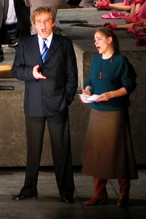 Attila B Kiss (Lohengrin) i Eszter Sümegi (Elsa), en la producció de Katharina Wagner pel Lohengrin de l'Òpera Estatal de Hongaresa (2004)