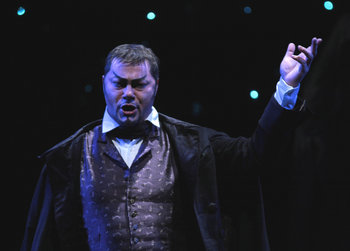 Rene Pape  (Méphistofélès a Chicago 2009 AP Photo/Lyric Opera of Chicago, Dan Rest)