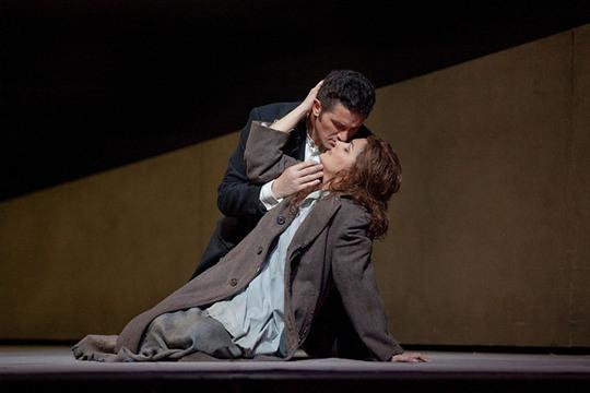 Piotr Beczala i ANna Netrebko al cinquè acte de Manon (MET 2012) Produccíó de Laurente Pelly. Foto Anna Netrebko i Piotr Beczala a Manon (MET 2012) Foto Ken Howard/Metropolitan Opera