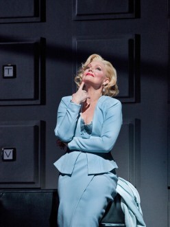 Karita Mattila, Emilia Marty en El cas Makropoulos al MET 2012, producció de Elija Mohinski Foto: Cory Weaver/Metropolitan Opera