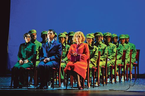 Sumi Jo, Franco Pomponi i June Anderson a Nixon in China (Théâtre Châtelet Paris 2012) photo : Marie-Noëlle Robert/Théâtre du Châtelet