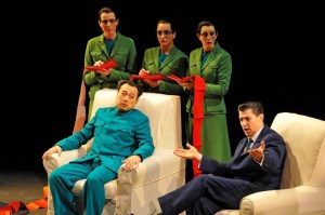 Alfred Kim (Mao) i Franco Pomponi (Nixon) a Nixon in China (Châtelet 2012). Foto Marie-Noëlle Robert.