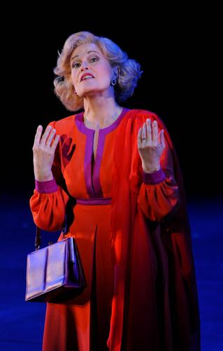 June Anderson (Pat Nixon) a Nixon in China (Châtelet 2012) Foto Alfred Kim (Mao) i Franco Pomponi (Nixon) a Nixon in China (Châtelet 2012). Foto Marie-Noëlle Robert.