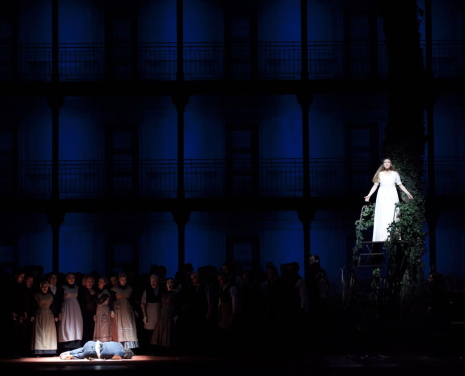 Lohengrin, acte 1er. Anette dasch (Elsa) i Jonas Kaufmann (Lohengrin) en la producció de Claus Guth Foto Handout