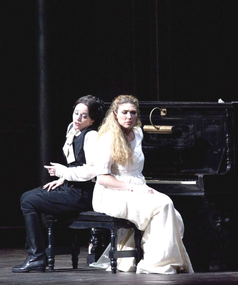 Evelyn Herlitzius (Ortrud) i ANette Dasch (Elsa) en el Lohengrin, acte 2on a la Scala de Milà. Producció Claus Guth Foto Handout