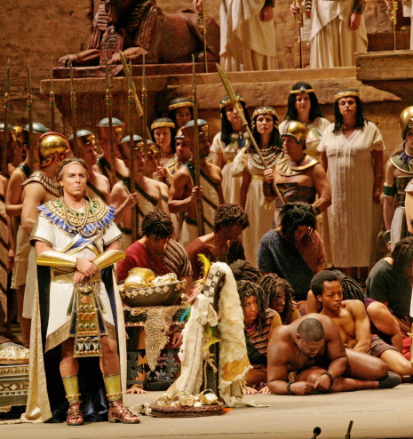 Roberto Alagna (Radames) a l'escena del triomf de l'acte 2on d'Aida. Producció de Sonia Frissell (MET).