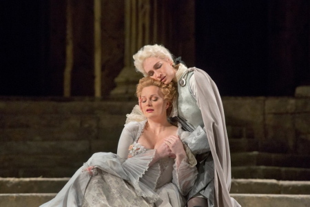 Kate Lindsley (Annio) i Lucy Crow (Servilia) a La Clemenza di Tito del MET 2012. (Metropolitan Opera, Ken Howard/ Associated Press ) 