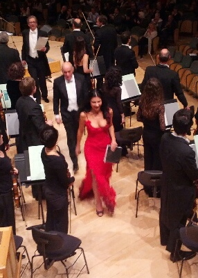 Natasha Petrinsky seguida pel mestre Pinchas Steinberg el 30 de novembre de 2012 a L'Auditori de Barcelona. Foto gentilesa de Julianen. 