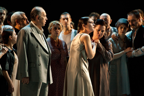 Nucci (Nabucco)  i Simeone (Fenena) al Nabucco del Teatro alla Scala, producció de Daniele Abbado, fotografia de 