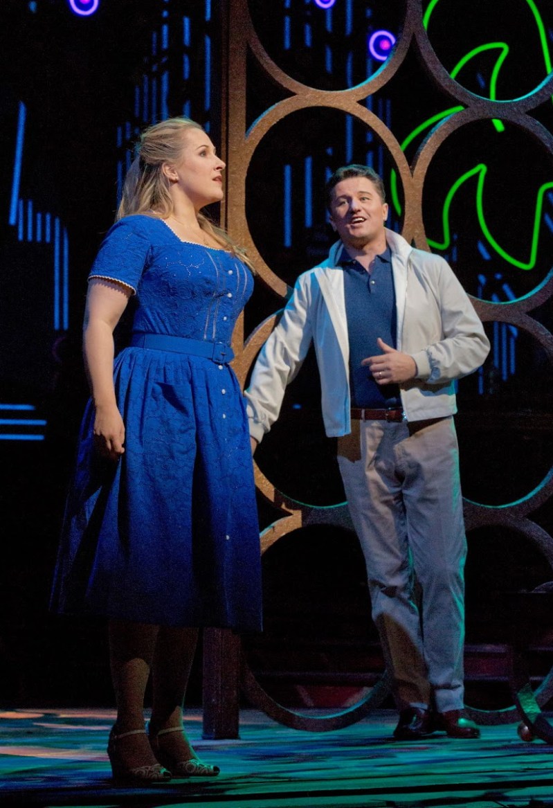 Diana Damrau (Gilda) Piotr Beczala (Duca) al Rigoletto del MET 2013. Producció Michael Mayer, fotografia Ken Howard/MET