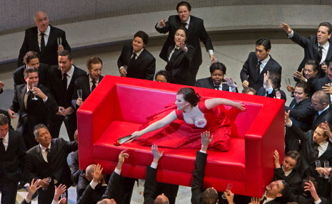 Diana Damrau (Violetta) al primer acte de La Traviata al MET, producció de Willy Decker.