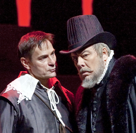 Simon Keenlyside (Rodrigo) i Ferruccio Furlanetto (Filippo II) al Don carlo de Verdi al MET (2010) Foto Ken Howard/Metropolitan Opera