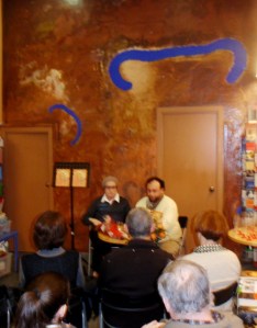 presentació de Les ales del silenci, llibreria Saltamartí, Badalona 28 de febrer de 2013 - Gloria Abras i l'editor Israel Clarà