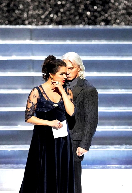 Anna Netrebko (Tatina) i Dmitri Hvorostovsli (Onegin) a la Staatsoper de Viena. Producció Falk Richter