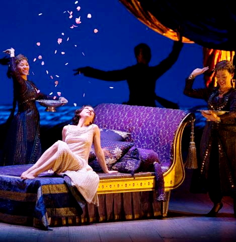 Natalie Dessay (Cleopatra) a Giluio Cesare al MET, producció de David McVicar. Foto Max Cameron