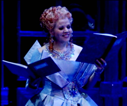 Renée Fleming intentant decidir que és primer, la música o el vers, a Capriccio, producció de Marc Arturo Merelli a la Staatsoper de Viena 2013.