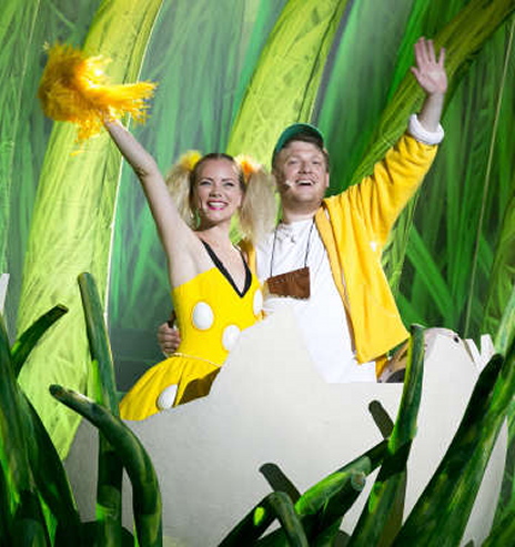 Denise Beck (Papagena) i Daniel Schmutzhard (Papageno) a Die Zauberflöte al Festival de Bregenz 2013. producció de David Pountney