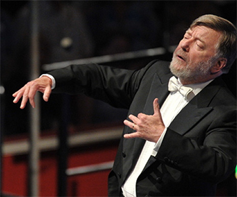 Andrew Davis el 27 d'agost de 2013 al Royal Albert Hall, dirigint Billy Budd. Fotografia de Chris Christodoulou/BBC