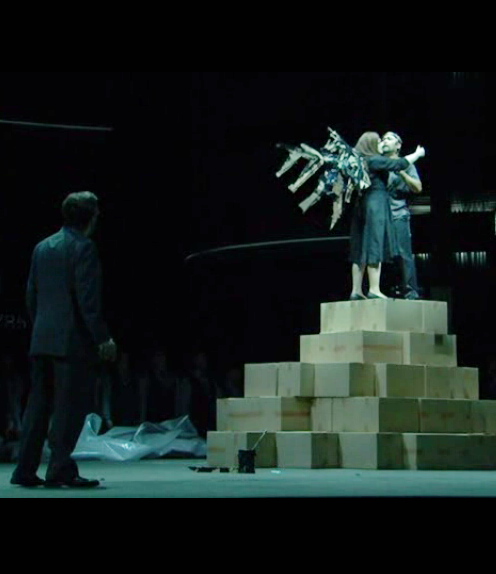 Ricarda Merbeth (Senta) i Samuel Youn ( Der Holländer ) al tercer acte de Der Fliegende Holländer al Festispielhaus de Bayreuth el 25 de juliol de 2013. Producció de Jan Philipp Gloger