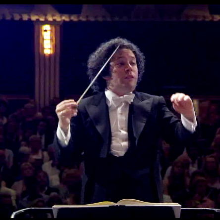 Gustavo Dudamel el 24 de juliol de 2013 al Festival de Salzburg dirigint la vuitena simfonia de Gustav Mahler.