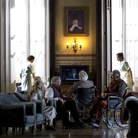 Falstaff a Salzburg 2013. Producció de Damiano Michieletto, escenografia de Paolo Fantin