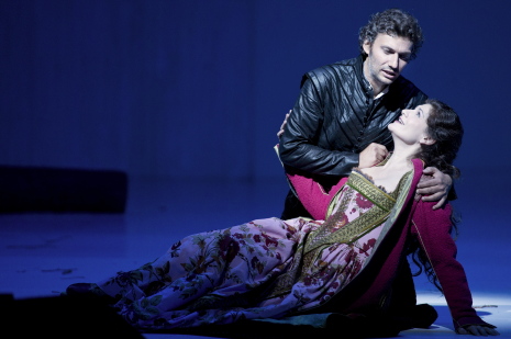 Kaufmann i Harteros al primer acte de Don Carlo, producció de Peter Stein per a Salzburg 2013. Foto Monika Rittershaus