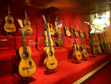 Sala de les guitarres del Museu de la Música. Fotografia gentilesa del Museu de la Música de Barcelona