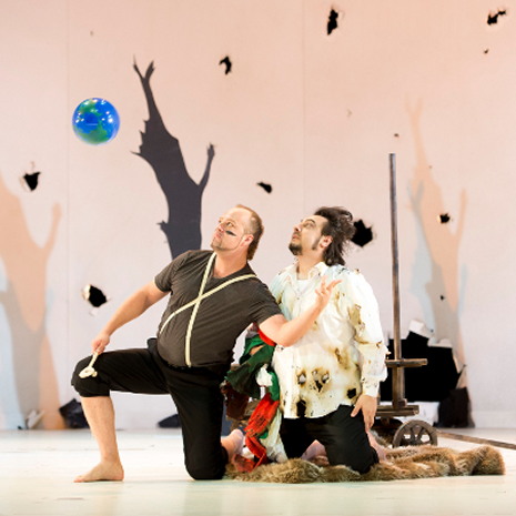 Dimitry Belosselsky (Attila) i George Petean (Ezio) al Theater an der Wien, producció de Peter Konwitschny