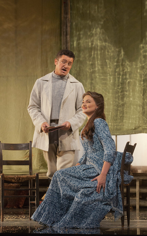 Piotr Beczala (Lenski) i Oksana Volkowa (Olga) al primer acte d'Eugene Onegin al MET. Foto Ken Howard/MET