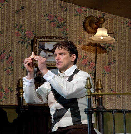 Paulo Szot (Kovalyov) a El nas de Xostakòvitx al MET, producció de William Kentridge