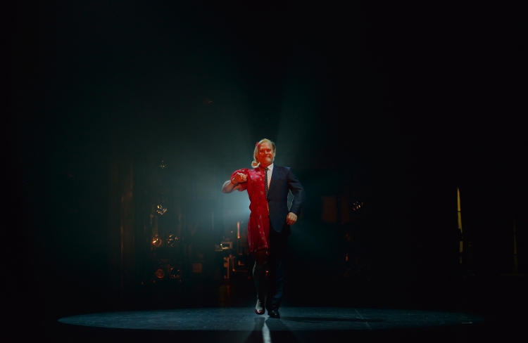 Lluís Homar cantant "El cap viu" a Taxi...al TNC! Foto David Ruano/TNC