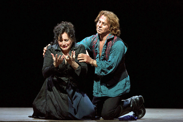 Patricia Racette (Tosca) i Roberto Alagna (Cavaradosi) a la Tosca del Met, producció Luc Bondy