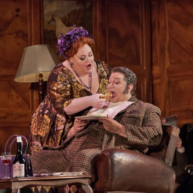 Stephanie Blythe (Quickly) i AMbrogio Maestri (Falstaff) al Falstaff de Verdi al MET, producció de Robert Carsen.