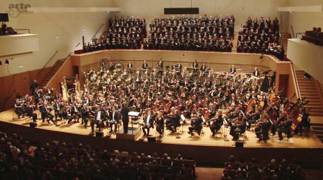 El impressionant desplegament a la Sala Pleyel de París, per interpretar els Gurrelieder