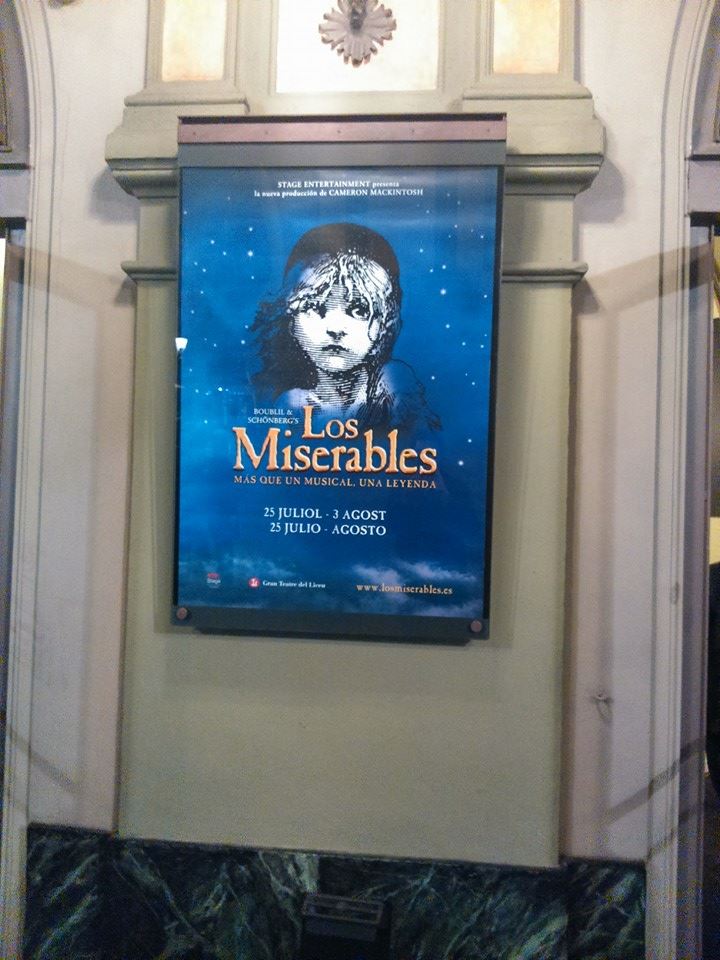 El cartell de Les Miserables, que es representarà l juliol/agost de 2014 ja llueix a la façana del Liceu (març de 2014) Foto BV