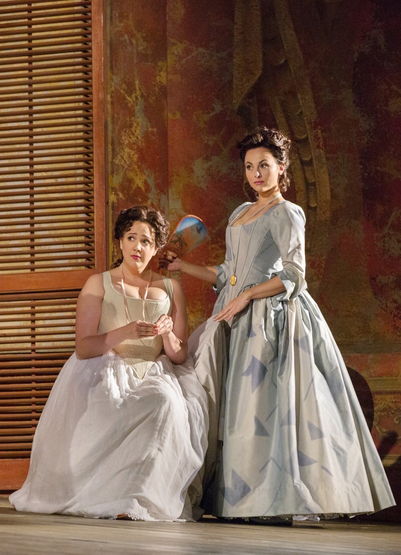 Susanna Phillips (Fiordiligi) i  Isabel Leonard (Dorabella) Fotografia: Marty Sohl