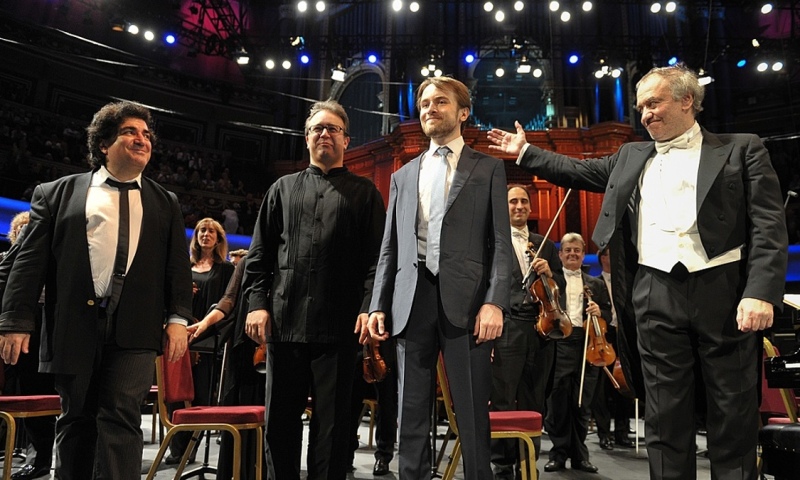  Sergei Babayan, Alexei Volodin i Daniil Trifonov amb  Valery Gergiev  al Royal Albert Hall de Londres el 28 de juliol de 2015  Prom 14.