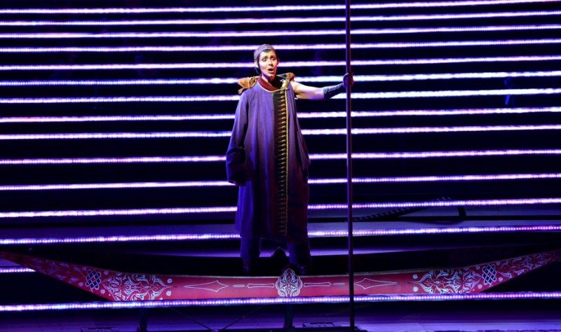 Tamara Mumford (El pelegrí) a L'amour de loin de Kaija Saarihao, producció de Robert Lepage a Quebec. Fotografia Louise Leblanc