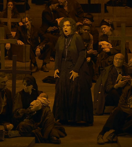 Ekaterina Semenchuk (Azucena) en el segon acte de Il TRovatore a La Bastille. Producció de Àlex Ollé (La Fura dels Baus)
