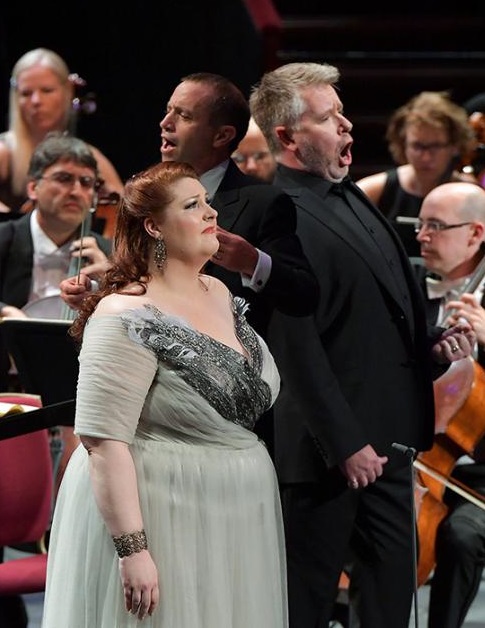 Tamara Wilson, Mark Wigglesworth i James Creswell amb la BBCNOW a l'escena final del 3er acte de Die Walküre  Fotografia Chris Christodoulou/BBC