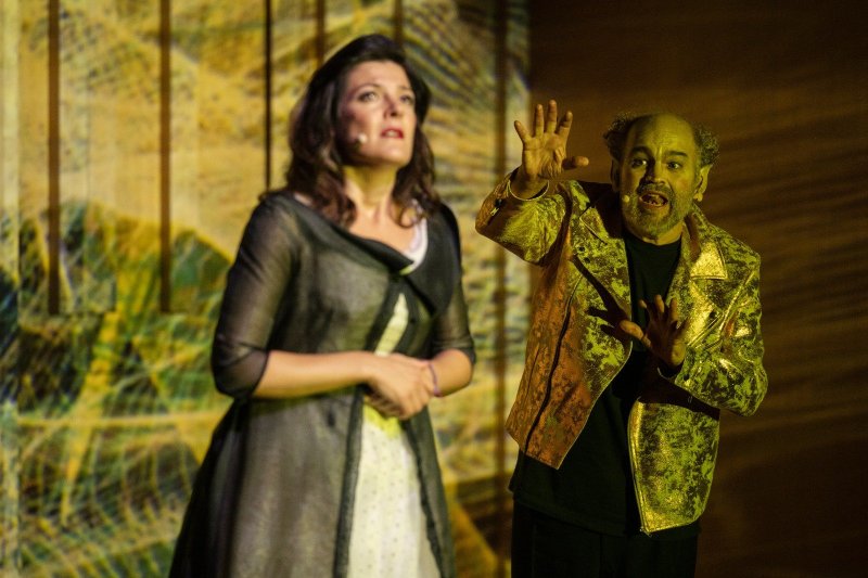 Maria Hinojosa (Mariana) i Alberto García Demestres. Fotografia de Nay Zircus