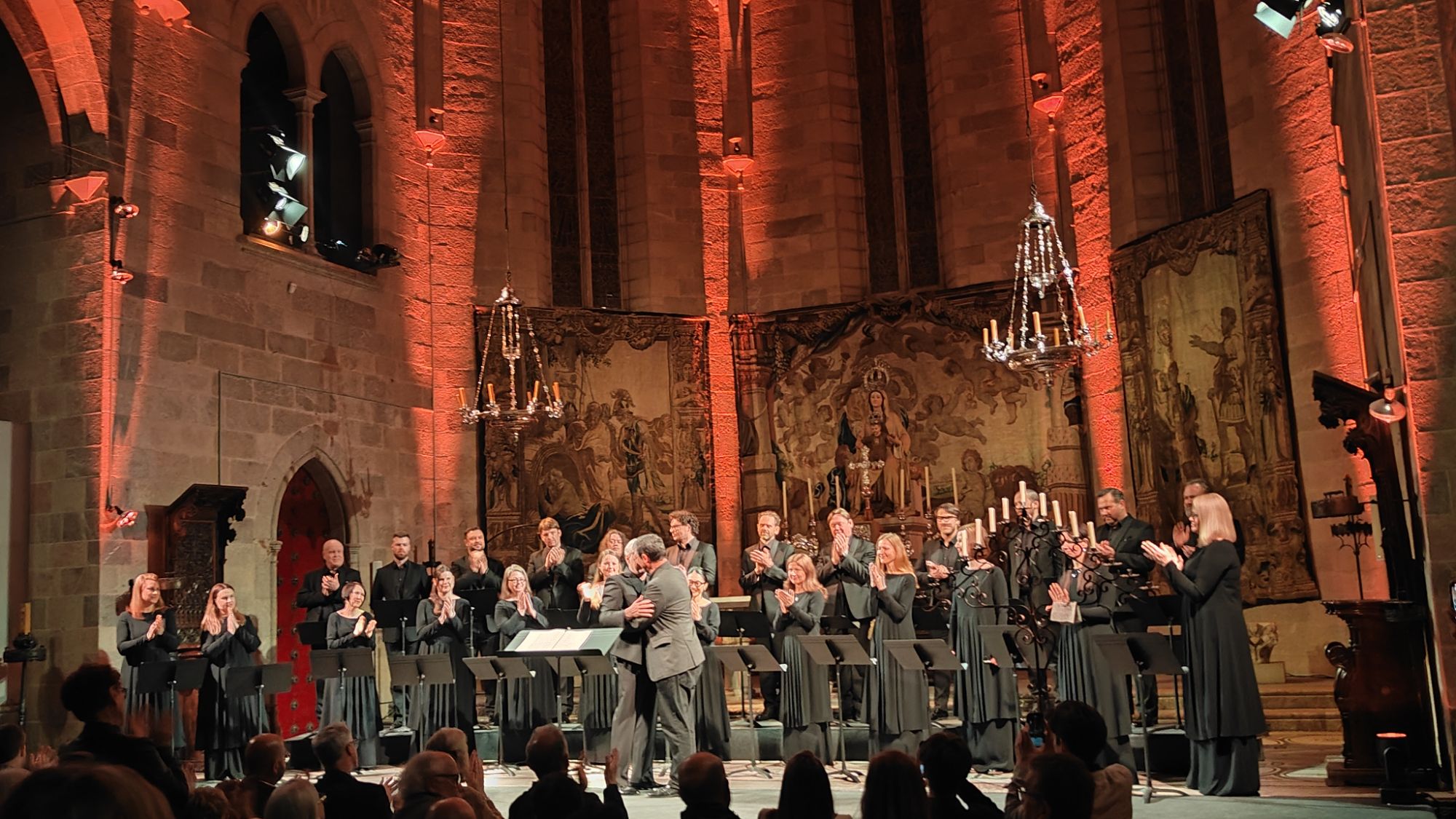 Sigvards Klava i Bernat Vivancos s'abracen en finalitzar l'estrena dels Resoponsoris de Setmana Santa, amb el Latvian Radio Choir a l'esglèsia del Carme de Peralada, el divenc¡dres 18 d'abril de 2025. Foto ©IFL